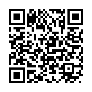 他手里依旧拎着妻子手工钩出来的茶杯套二维码生成