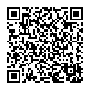 他扭过头去看向床头柜上那本已经被他自己翻过不知道多少遍的剧本二维码生成