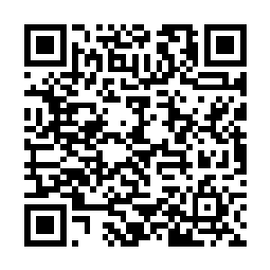 他把这个包房装修得真和电影里的古代皇家宫廷一样二维码生成