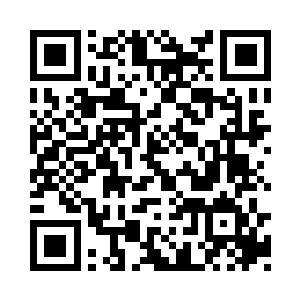 他抬起头就看到了坐在不远处那名女人的微笑二维码生成