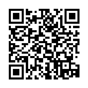 他抱着孩子的影子还有些许是投射在墙壁上的二维码生成