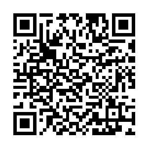 他拿出了一个小瓶子放在这个隧道口这边测试了一下二维码生成