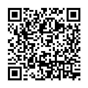 他拿出了一个类似于地球上的随身听一样的东西二维码生成