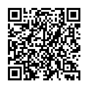 他指了指左手边和对面两个铺盖着巨幅突袭者队队徽的看台二维码生成