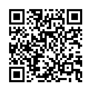 他指着老约翰父子没有下完的那副玩具棋二维码生成