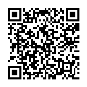 他捂住了墨羽皇的嘴掀起她的衣襟便埋头在那坟雪堆玉之中二维码生成