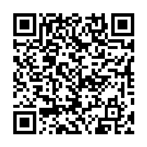 他旁边一个身材妖娆的女玩家摆弄自己面前一个虚拟面板二维码生成