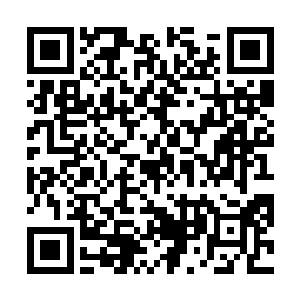 他旁边的那一位年纪要轻一些不过也要三十大几的样子二维码生成