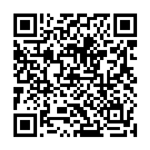 他桀桀坏笑着的盯住了另一侧屋檐底下乌漆抹黑的位置二维码生成