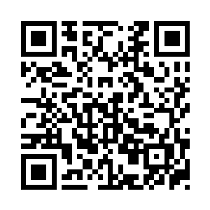 他正在一台少了胳膊的机器人身上忙活二维码生成