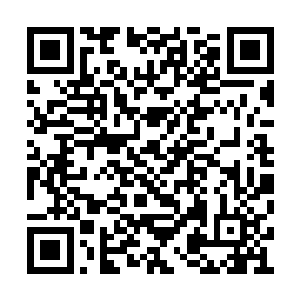 他正大吼着突然发现路上的行人正古怪地看着他二维码生成