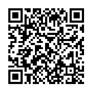 他正忙里偷闲用3g网络浏览着中华玄学论坛的帖子二维码生成