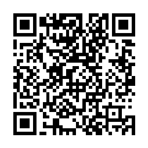 他热泪盈眶地站在舞台正中央握着小金人不知所措的这一刻二维码生成