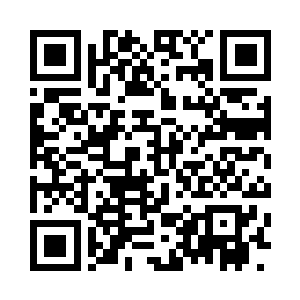 他现在坐在整个台子中央偏左的方位二维码生成