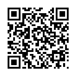 他甚至伸手在她的翘臀上轻拍了一下二维码生成