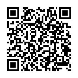 他甚至在舅舅的床头柜里发现许多周允晟的照片二维码生成