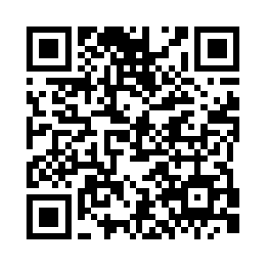 他甚至还攒起衣袖又帮那女孩重新抹了两下二维码生成