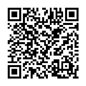 他甚至连裤子都来不及穿上就大声的求救拉起来二维码生成