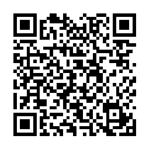 他用右手的食指和拇指取出了口中即将抽完的烟头二维码生成