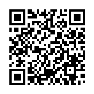 他留着两撇小胡子鼻梁上架着眼镜二维码生成