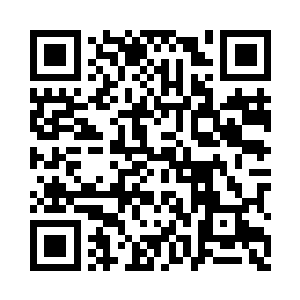 他的同伴哈金斯则拿出了新买的两瓶可口可乐二维码生成