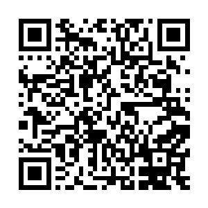 他的手已经顺着她光滑柔软的背滑落到她那性感挺翘的屁股上二维码生成