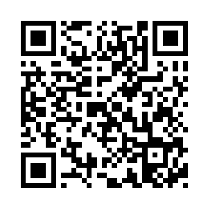 他的手指在空中沿着纸上的线条轻轻地划动二维码生成