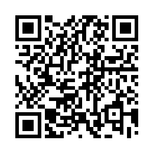 他的手里把玩着一串琉璃珠做成的手链二维码生成