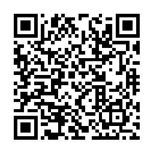 他的正前方是一群跟着作战步兵车一同前进的士兵二维码生成