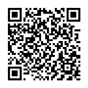 他的炙热视线深锁住桌面上最新一期的某商业杂志的封面二维码生成