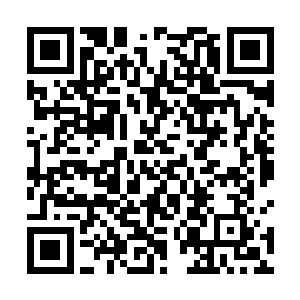 他的目光不经意间瞥见了柜台角落里的一对六芒星耳钉二维码生成