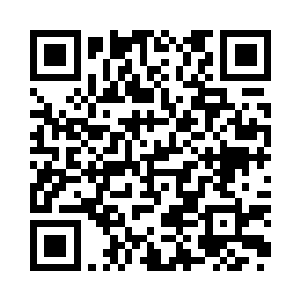 他的脸在灯光的照射下显得苍白可怕二维码生成