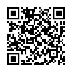 他看到了三个人从悬崖下通过绳梯攀登上来了二维码生成