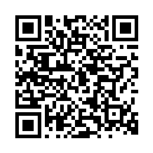 他看到旁边那张薄毯已经滑落在地二维码生成