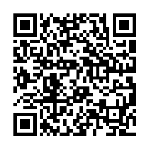 他看到那外面的那家酒肆的墙上映出了这间房的软榻二维码生成