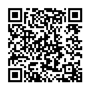 他看着一身粉色家居裙系着多啦a梦围裙正认真做菜的夏天萌二维码生成