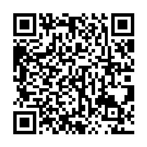他眼睁睁的看到就在这名小弟将砍刀劈在他办公桌里的同时二维码生成