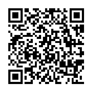 他眼睁睁看着大奔的车轮朝布满钉子的车道冲去二维码生成