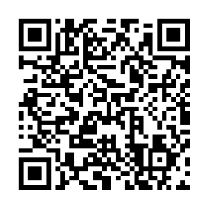 他瞥见了皓月郡王和神虚太子身后千丈远处的巨大黑色岩石二维码生成