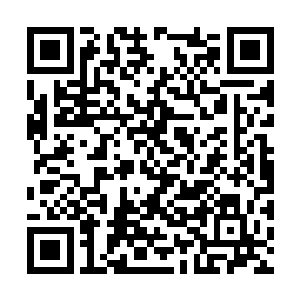 他穿着一件动力舱维修工惯常穿着的工作专用雨衣二维码生成