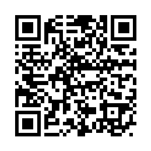 他穿着白衬衣牛仔裤坐在我旁边拉着我的手二维码生成