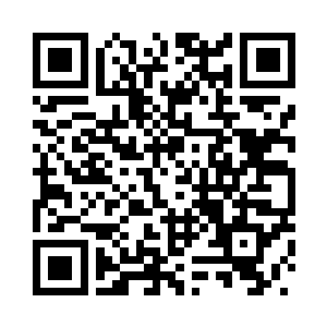 他立刻注意到了他怀里抱着的小龙二维码生成