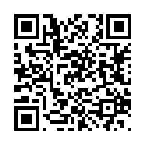 他站在了搭建起来的舞台上抱着吉他二维码生成