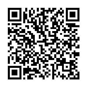 他给九班的学生上完两节语文课夹着课本回到办公室的时候二维码生成