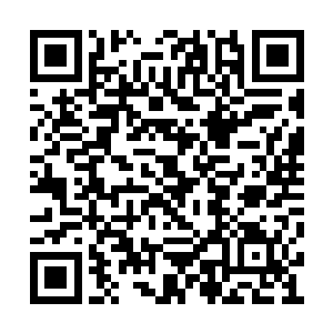 他艰难的想要抬手扣住却是无论如何也抬不起来二维码生成