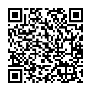 他跟另外一名男子猛地抓住赌客的两条手臂抬了起来二维码生成