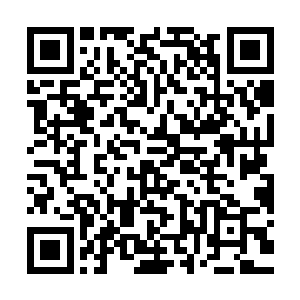他身上竟然穿着他也买过一件同款的而没有穿过的水蓝条纹衬衫二维码生成