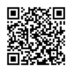 他身后的严一严二合力抬起轮椅把他放进屋内二维码生成