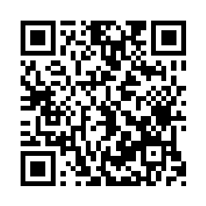 他转身走到了蹲在地上双手抱头的光头哥面前二维码生成