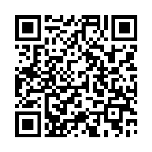 他边说边在耳朵上取下一枚银色的耳钉二维码生成